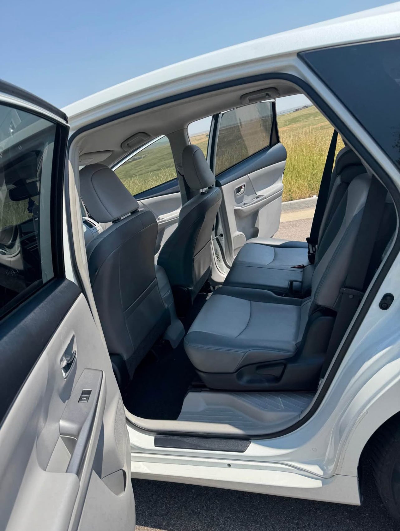 Toyota Prius 2015 V. Four wagon 4D