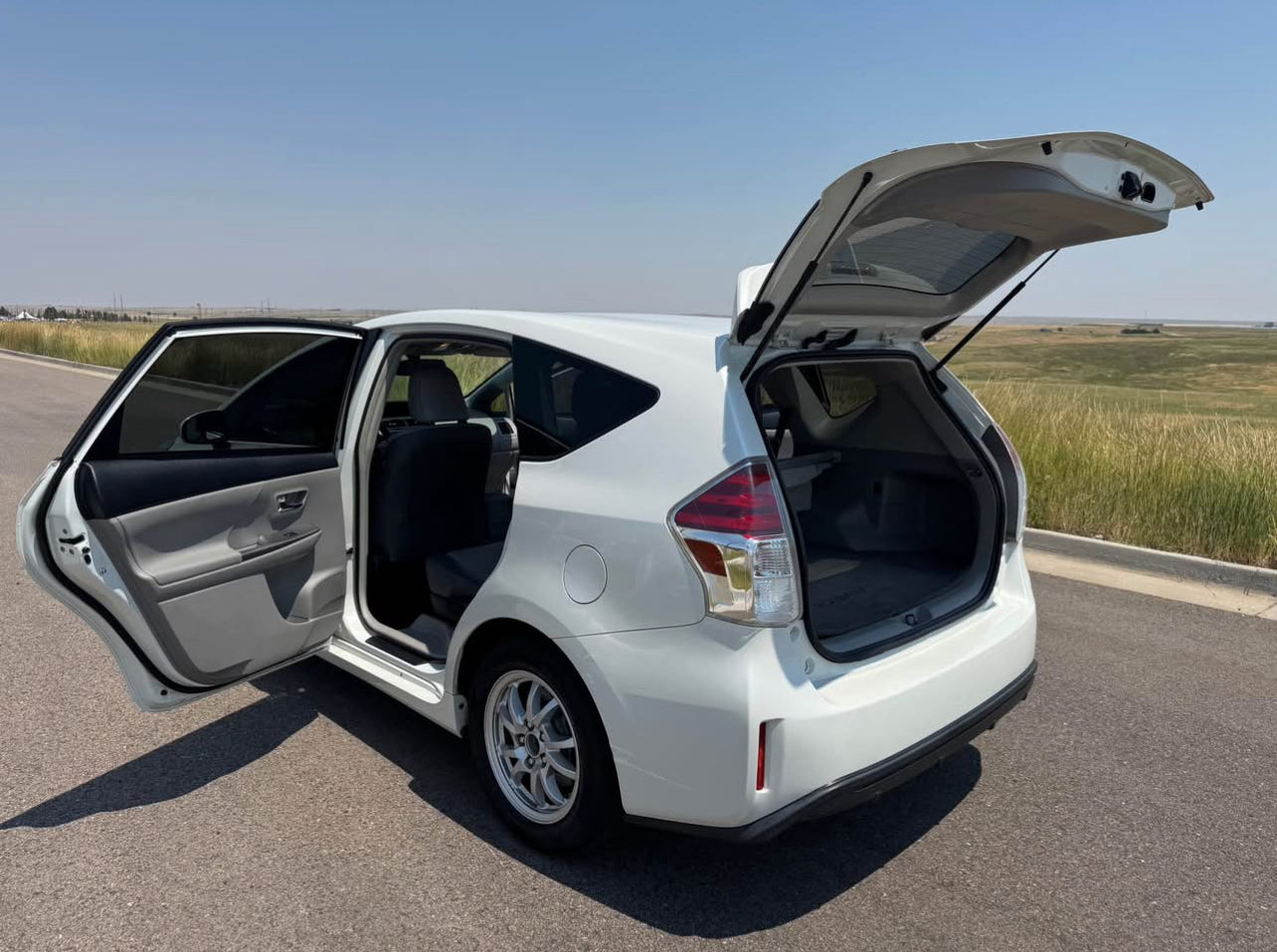 Toyota Prius 2015 V. Four wagon 4D
